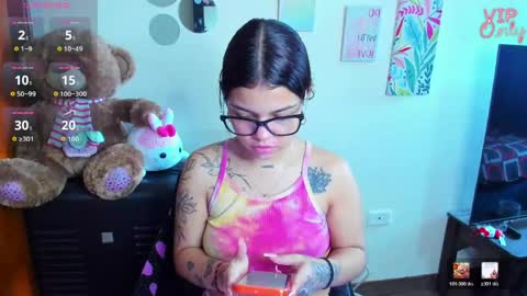 Snapshot of emma_boo_ chatting on May 21, 2:13 pm emma_boo_ online show from May 21, 2:13 pm