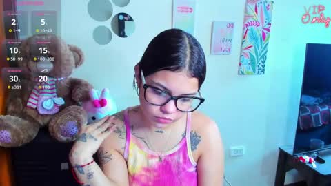 Snapshot of emma_boo_ chatting on May 22, 2:33 pm emma_boo_ online show from May 22, 2:33 pm