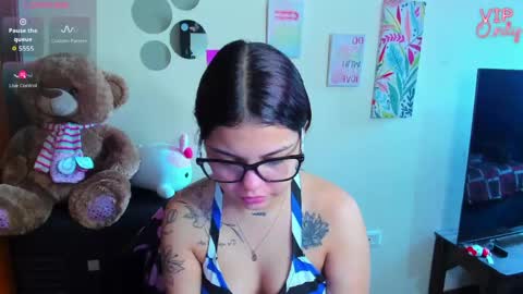 Snapshot of emma_boo_ chatting on May 23, 2:54 pm emma_boo_ online show from May 23, 2:54 pm