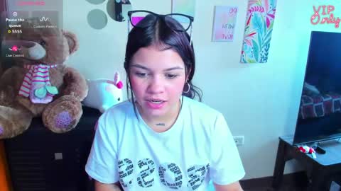 Snapshot of emma_boo_ chatting on May 25, 5:19 pm emma_boo_ online show from May 25, 5:19 pm