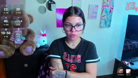 Snapshot of emma_boo_ chatting on May 27, 2:58 pm emma_boo_ online show from May 27, 2:58 pm