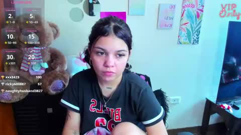 Snapshot of emma_boo_ chatting on May 31, 6:09 pm emma_boo_ online show from May 31, 6:09 pm