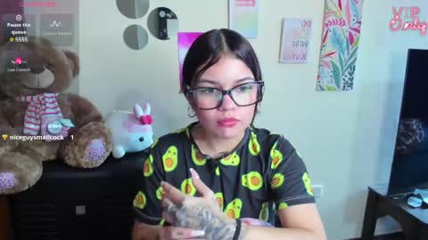 Snapshot of emma_boo_ chatting on June 6, 2:44 pm emma_boo_ online show from June 6, 2:44 pm