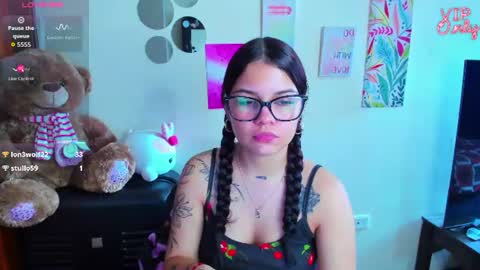 Snapshot of emma_boo_ chatting on June 12, 4:50 pm emma_boo_ online show from June 12, 4:50 pm