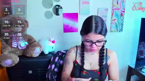 Snapshot of emma_boo_ chatting on June 13, 4:49 pm emma_boo_ online show from June 13, 4:49 pm