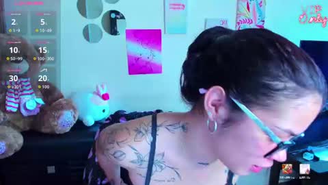 Snapshot of emma_boo_ chatting on June 14, 4:20 pm emma_boo_ online show from June 14, 4:20 pm