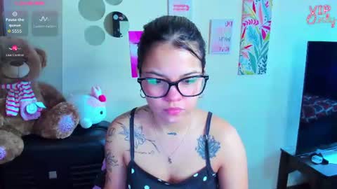 Snapshot of emma_boo_ chatting on June 15, 2:52 pm emma_boo_ online show from June 15, 2:52 pm