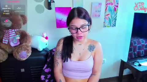 Snapshot of emma_boo_ chatting on June 16, 5:26 pm emma_boo_ online show from June 16, 5:26 pm