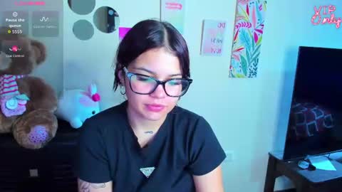 Snapshot of emma_boo_ chatting on June 22, 1:19 pm emma_boo_ online show from June 22, 1:19 pm
