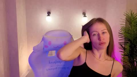 Snapshot of emma_clay chatting on December 16, 1:32 am Bella online show from December 16, 1:32 am