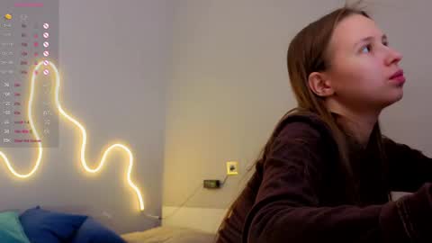 Snapshot of emma_clon chatting on May 20, 1:56 am Emma online show from May 20, 1:56 am