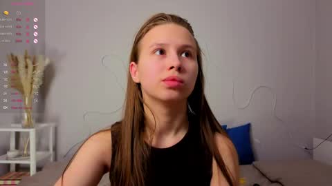 Snapshot of emma_clon chatting on June 5, 1:45 am Emma online show from June 5, 1:45 am
