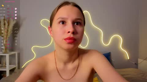 Snapshot of emma_clon chatting on June 5, 6:52 am Emma online show from June 5, 6:52 am