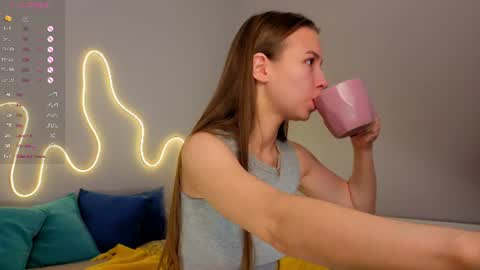 Snapshot of emma_clon chatting on June 13, 1:14 am Emma online show from June 13, 1:14 am