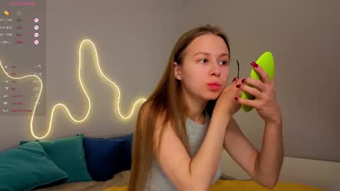 Snapshot of emma_clon chatting on June 14, 1:47 am Emma online show from June 14, 1:47 am