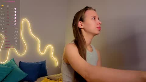Snapshot of emma_clon chatting on June 20, 1:09 am Emma online show from June 20, 1:09 am