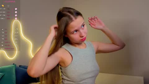 Snapshot of emma_clon chatting on June 26, 2:16 am Emma online show from June 26, 2:16 am