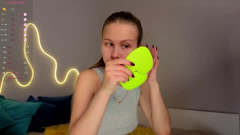 Snapshot of emma_clon chatting on June 27, 1:43 am Emma online show from June 27, 1:43 am