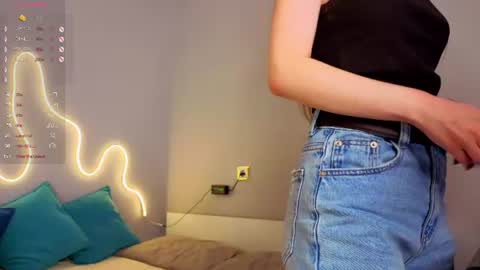 Snapshot of emma_clon chatting on July 12, 2:02 am Emma online show from July 12, 2:02 am