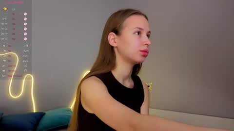 Snapshot of emma_clon chatting on August 5, 1:52 am Emma online show from August 5, 1:52 am