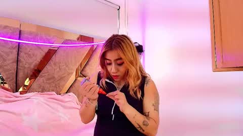 Snapshot of emma_cook_ chatting on December 16, 10:37 pm EMMA online show from December 16, 10:37 pm