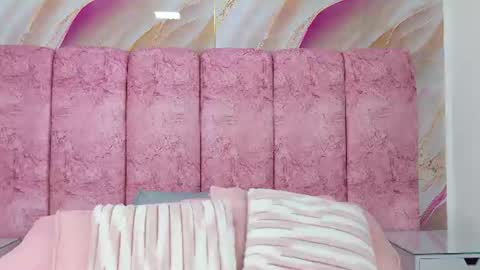 Snapshot of emma_curvy1 chatting on June 21, 3:09 am Emma online show from June 21, 3:09 am