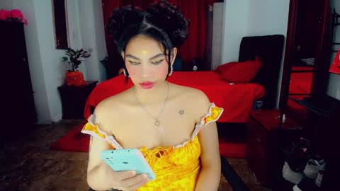 Snapshot of emma_diva chatting on April 5, 5:21 pm emma online show from April 5, 5:21 pm