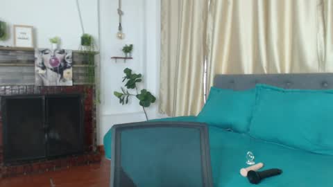 Snapshot of emma_hassani chatting on May 19, 7:09 pm Tell me Emma online show from May 19, 7:09 pm
