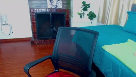 Snapshot of emma_hassani chatting on May 21, 8:05 pm Tell me Emma online show from May 21, 8:05 pm