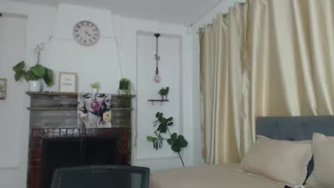 Snapshot of emma_hassani chatting on May 23, 6:01 pm Tell me Emma online show from May 23, 6:01 pm