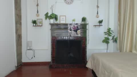 Snapshot of emma_hassani chatting on May 28, 2:36 pm Tell me Emma online show from May 28, 2:36 pm