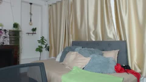 Snapshot of emma_hassani chatting on June 16, 1:25 pm Tell me Emma online show from June 16, 1:25 pm