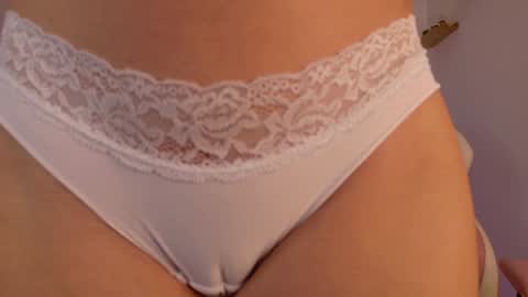 Snapshot of emma_hg1 chatting on January 18, 6:34 am the girl of your dreams online show from January 18, 6:34 am