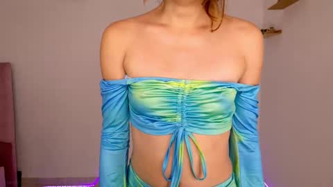 Snapshot of emma_hg1 chatting on February 21, 12:28 pm the girl of your dreams online show from February 21, 12:28 pm