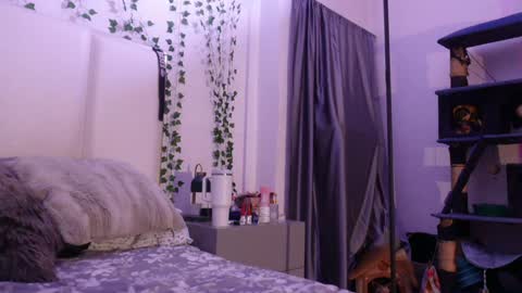 Snapshot of emma_johnson_ chatting on December 14, 1:44 am emma_johnson_ online show from December 14, 1:44 am