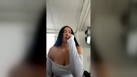 Snapshot of emma_johnson_ chatting on June 4, 4:24 pm emma_johnson_ online show from June 4, 4:24 pm