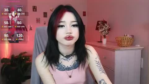 Snapshot of emma_kirks chatting on May 5, 12:35 pm emma_kirks online show from May 5, 12:35 pm