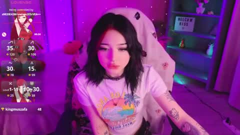 Snapshot of emma_kirks chatting on May 13, 1:41 pm emma_kirks online show from May 13, 1:41 pm