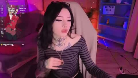 Snapshot of emma_kirks chatting on May 27, 12:57 pm emma_kirks online show from May 27, 12:57 pm