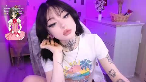 Snapshot of emma_kirks chatting on June 5, 12:33 pm emma_kirks online show from June 5, 12:33 pm