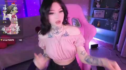 Snapshot of emma_kirks chatting on June 20, 12:30 pm emma_kirks online show from June 20, 12:30 pm