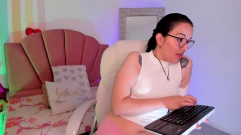 Snapshot of emma_lakshmi chatting on June 6, 2:22 pm Emma online show from June 6, 2:22 pm