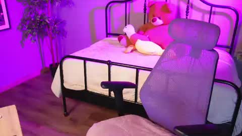 Emma online show from August 8, 9:28 pm