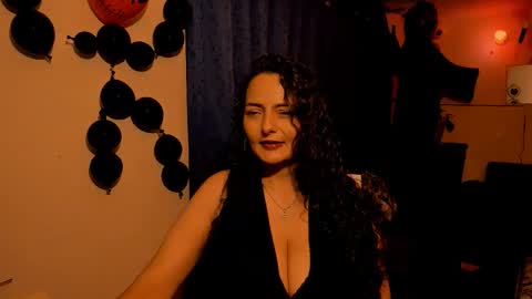 Snapshot of emma_luxy chatting on October 31, 12:33 am  emma luxy online show from October 31, 12:33 am