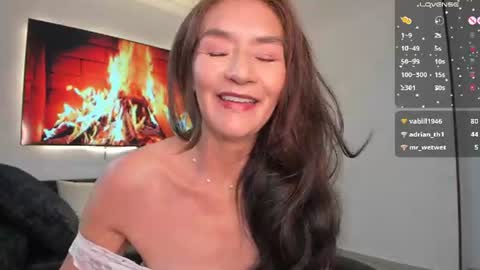 Snapshot of emma_mendoza chatting on July 28, 2:13 pm Emma online show from July 28, 2:13 pm