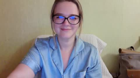 emma_misty_ online show from October 18, 5:35 pm