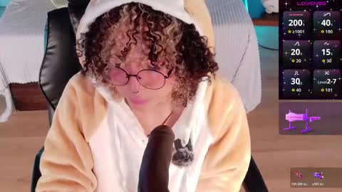 Snapshot of emma_nakamura chatting on May 30, 10:34 am online show from May 30, 10:34 am