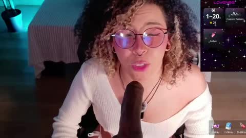 Snapshot of emma_nakamura chatting on May 31, 10:22 am online show from May 31, 10:22 am