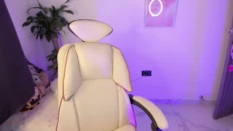 Snapshot of emma_rinaldi_ chatting on March 8, 3:32 am Emma online show from March 8, 3:32 am