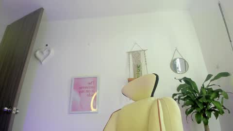 Snapshot of emma_rinaldi_ chatting on April 3, 3:43 pm Emma online show from April 3, 3:43 pm